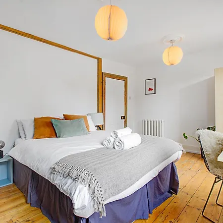 Elegant Georgian 3 Bedroom Townhouse In The Heart Of London Ideal For Families And Large Group Bookings